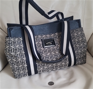 TH Tommy Hilfiger signature design women tote in multicolor pattern with large handles preowned vintage