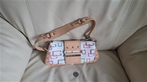 Pre-owned vintage Guess multicolor signature logo baguette bag measuring 10 by 5 inches with a thick tan shoulder strap