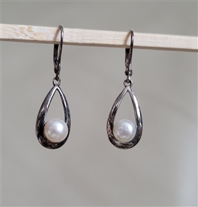 preowned vintage sterling silver teardrop dangle earrings with faux pearls