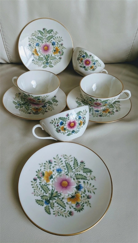 Lenox Cascade vintage ivory china teacups and matching saucers set of 4 with floral bouquet center and gold trim 1950s