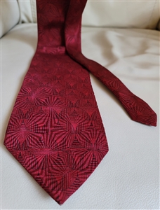 Pre-owned vintage NEO Bill Blass 100% silk tie featuring an elegant burgundy red tonal geometric pattern.
