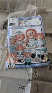 Front cover of vintage 2000 Simplicity 9447 sewing pattern for Raggedy Ann and Andy dolls