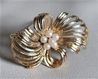 Vintage 1970s M Jent gold tone ribbon brooch with central cluster of faux pearls front and back view