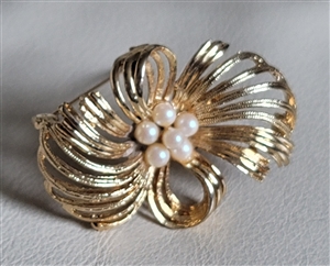 Vintage 1970s M Jent gold tone ribbon brooch with central cluster of faux pearls front and back view