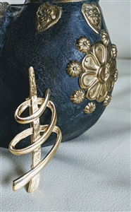 Vintage 1980s gold tone abstract ribbon swirl brooch front and back views