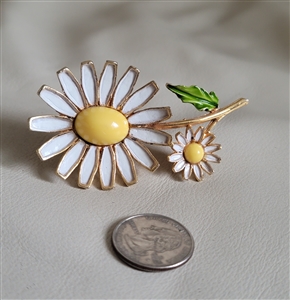 Vintage 1960s Weiss white enamel double daisy flower brooch pin with coin for scale