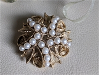 vintage 1960 gold tone wavy ribbon and faux pearl dome brooch