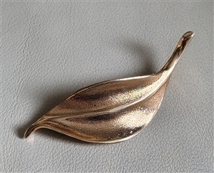 Vintage LC Liz Claiborne satin metal leaf brooch front view