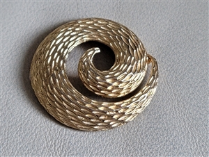 Vintage 1980s satin gold tone textured swirl wave circular brooch pin accessory