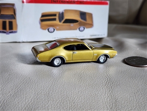 Ford Motor Company Gold color 1969 Oldsmobile 442 diecast car collectible car models home decor