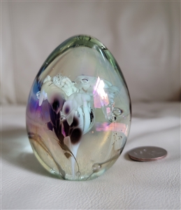 This preowned vintage MSH Ash Vines 1989 iridescent art glass sculpture showcases an intricate floral design
