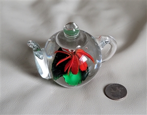 This preowned vintage Dynasty Gallery glass teapot paperweight features a detailed red flower design