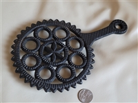 Wilton vintage round cast iron trivet kitchen use