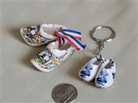 Delft blue clogs souvenir from Holland and keychain in multicolor design display preowned