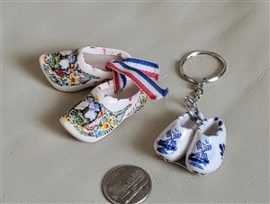 Delft blue clogs souvenir from Holland and keychain in multicolor design display preowned
