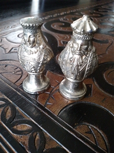 KI Japan metal Queen and King salt and pepper