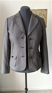 Banana Republic gray tailored blazer featuring 3-button closure, buttoned pockets, and 2-button back detail
