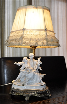 vintage 1940 renaissance style porcelain courting couple boudoir lamp with original shade