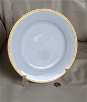Vintage Noritake Goldridge 5480 dinner plate featuring a thick gold encrusted geometric rim on a smooth white porcelain body