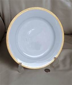 Vintage Noritake Goldridge 5480 dinner plate featuring a thick gold encrusted geometric rim on a smooth white porcelain body