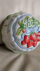 Franklin Mint 1986 Le Cordon Blue strawberries embossed porcelain kitchen accessories wall display