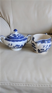 Johnson Brothers Blue Willow English earthenware lidded sugar bowl and creamer pitcher set in cobalt blue transferware from the 1950s