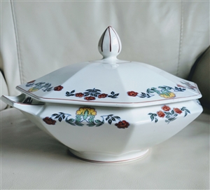 Elegant porcelain Johnson Bros English octagonal lidded vegetable