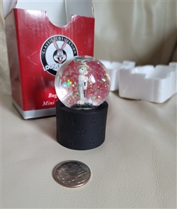 Preowned vintage 1999 Warner Bros Bugs Bunny mini snow globe in original box