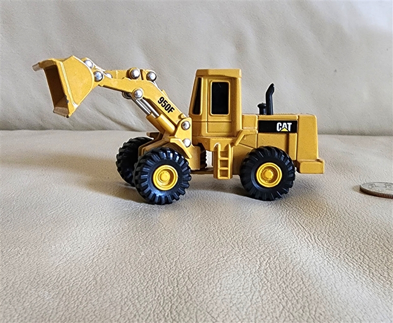 Vintage 1994 ERTL Caterpillar 950F front loader 1 to 64 scale die cast metal toy